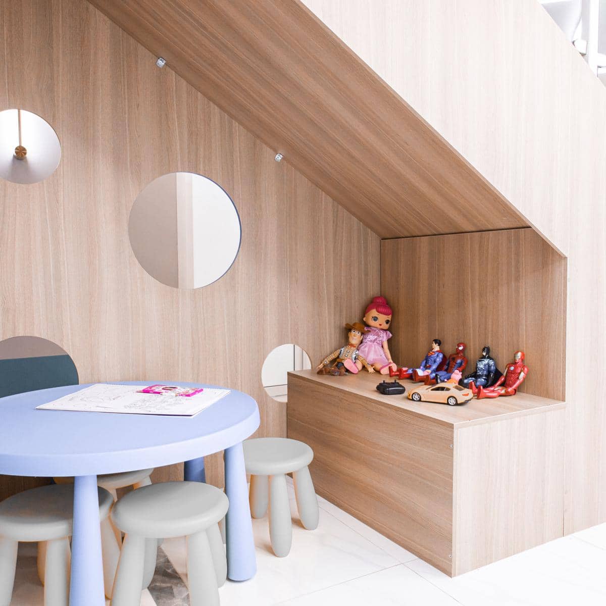 Area bermain dan belajar anak di kamar mezzanine yang dirancang sebagai ruang multifungsi untuk aktivitas kreatif sehari-hari.