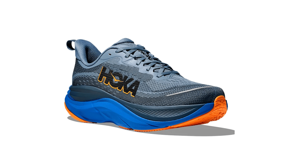 Sepatu lari Hoka Skyflow Wide dengan sol tebal dan desain modern, ditampilkan dari sisi samping pada latar putih.
