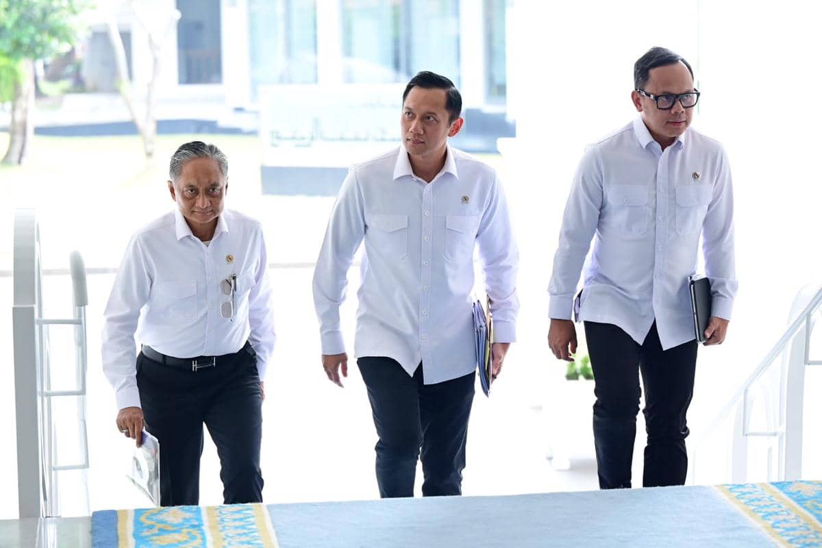 Menko Infra Agus Harimurti Yudhoyono (AHY) dalam rapat terbatas di Istana Kepresidenan, Selasa (28/7/2026).