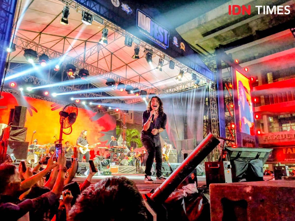 Bawa 17 Lagu, Dewa 19 Guncang NOFEST Universitas HKBP Nommensen MedanA
