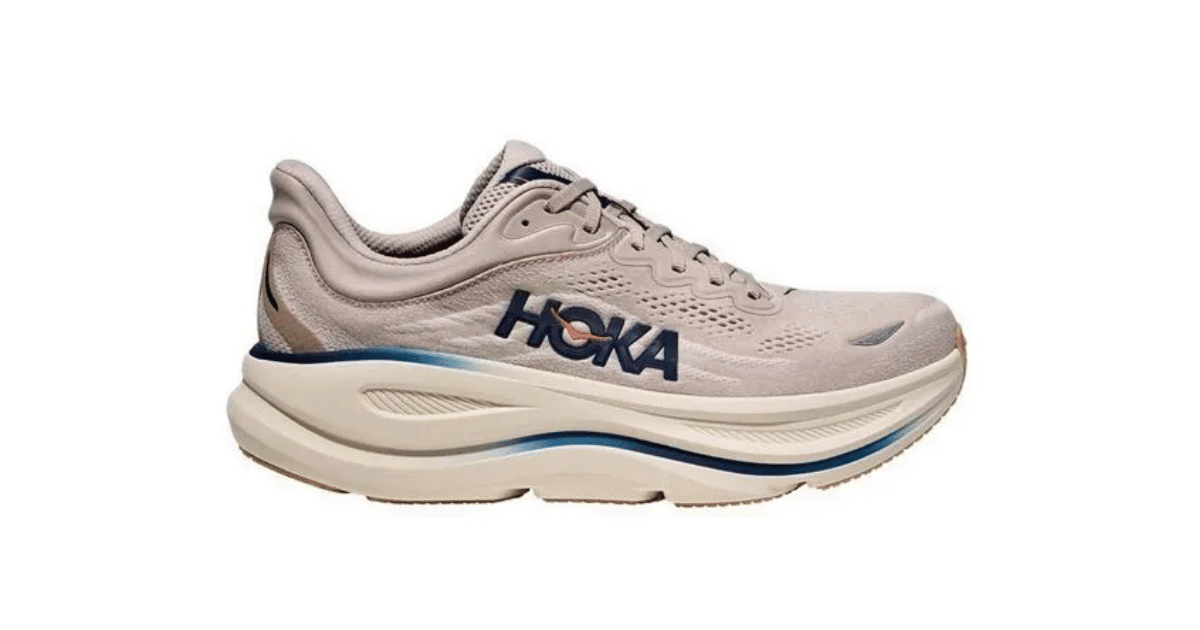 Sepatu lari Hoka Bondi 9 Wide dengan desain sol tebal, ditujukan untuk kenyamanan dan ruang kaki yang lebih luas.