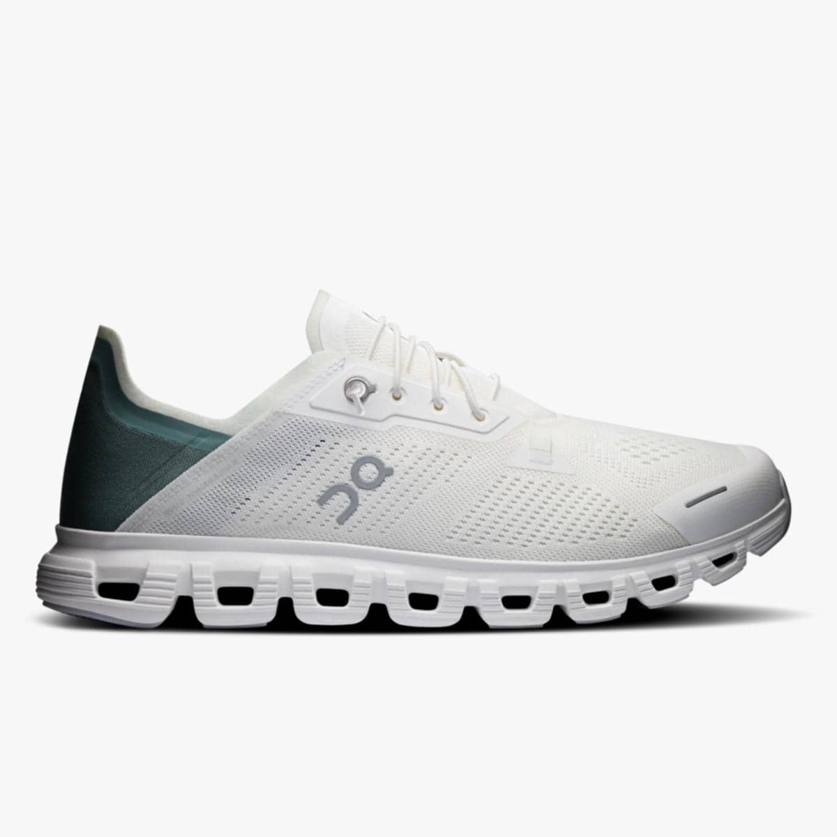 Sepatu On Cloud 6 Coast dengan desain kasual ringan, ditampilkan sebagai produk alas kaki dari on.com.