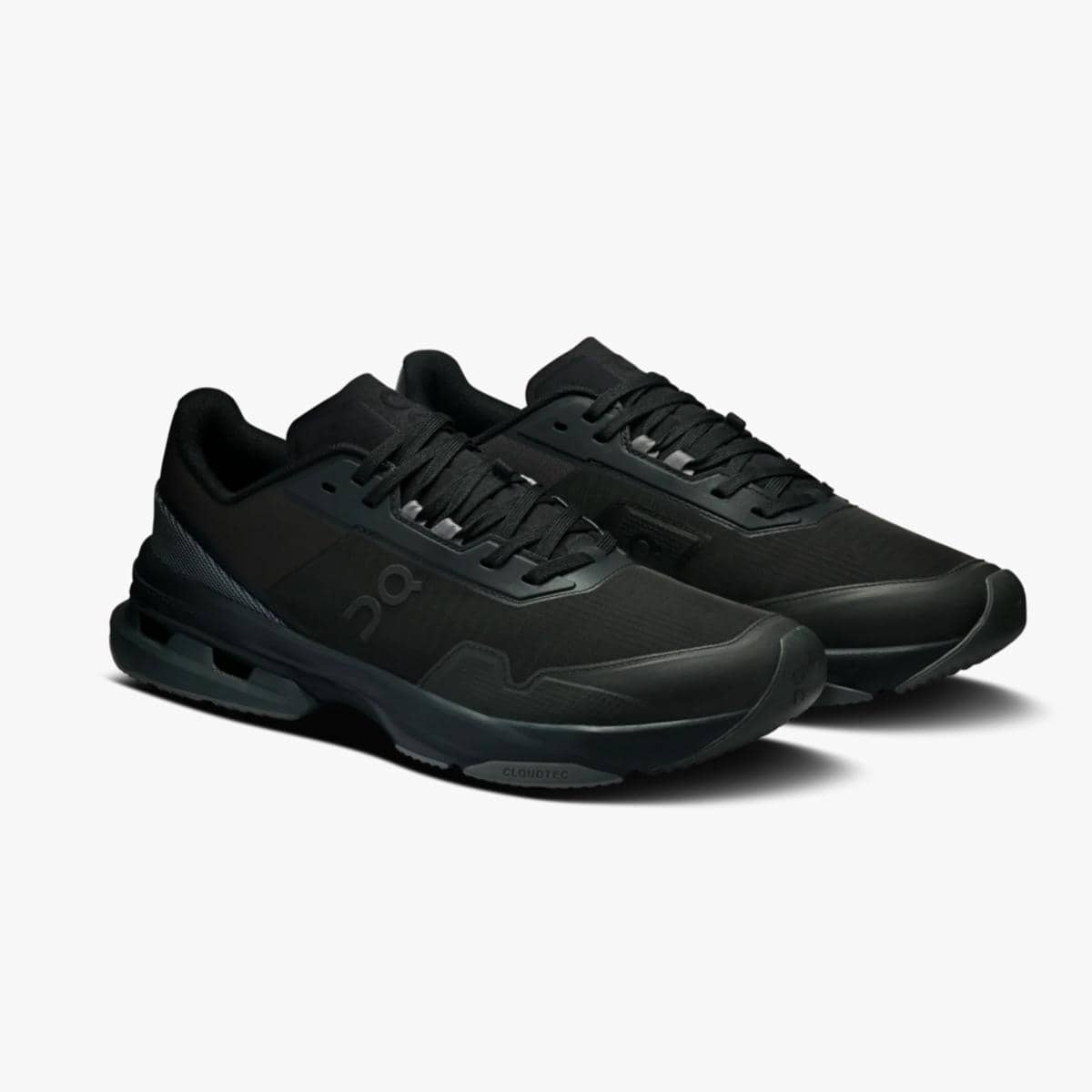 Sepatu Cloudpulse Pro dari On.com ditampilkan sebagai produk alas kaki dengan identitas merek pada keterangan.