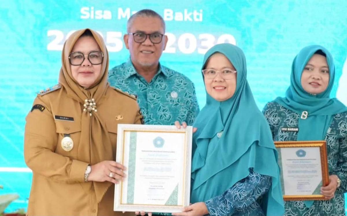 Plt Bupati Muara Enim Sumarni bersama Plt Ketua TP PKK Muara Enim Ahmad Yani 