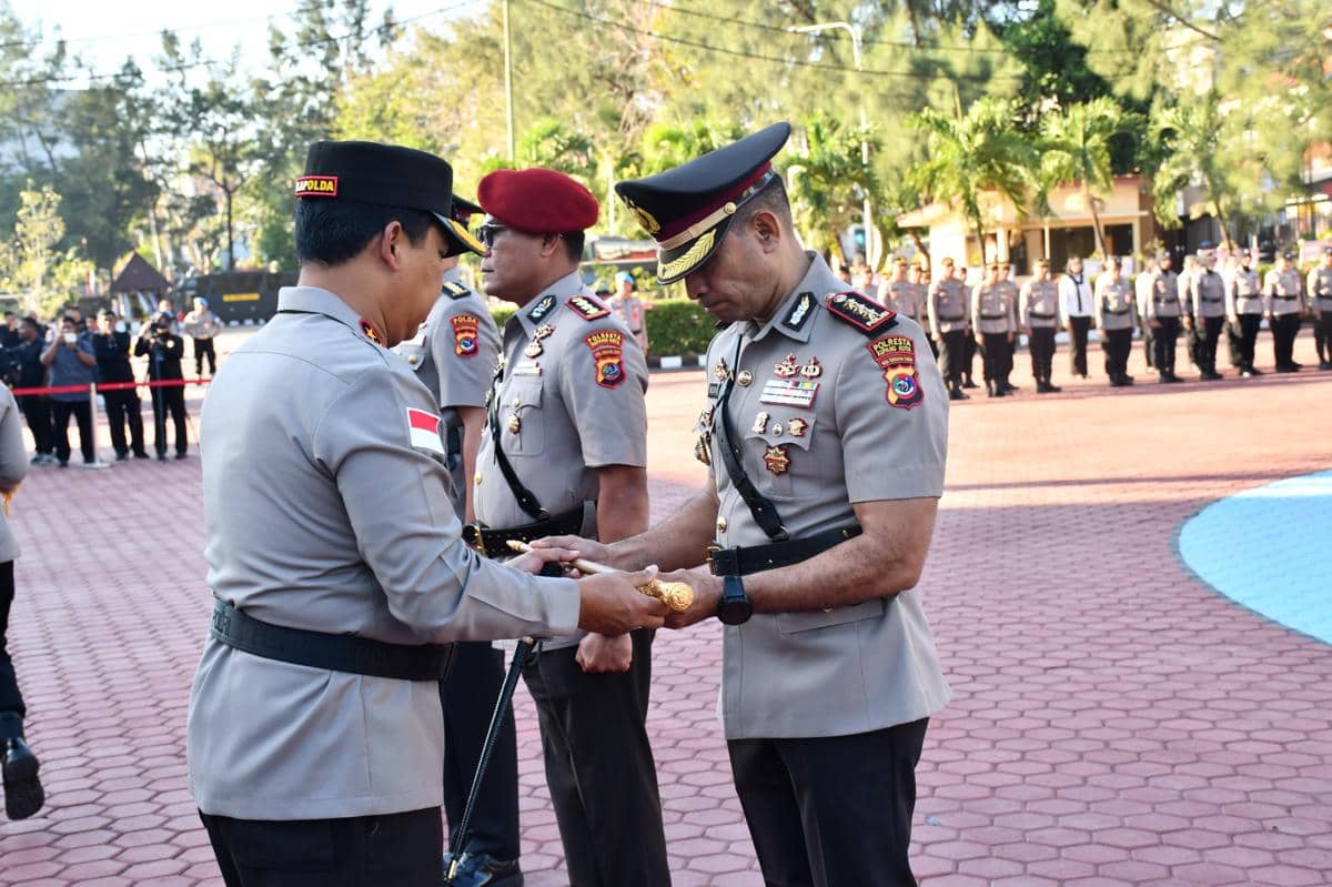 Kapolda NTT Irjen Pol Rudi Darmoko melantik sejumlah kapolres dan pejabat Polda NTT dalam upacara pelantikan.