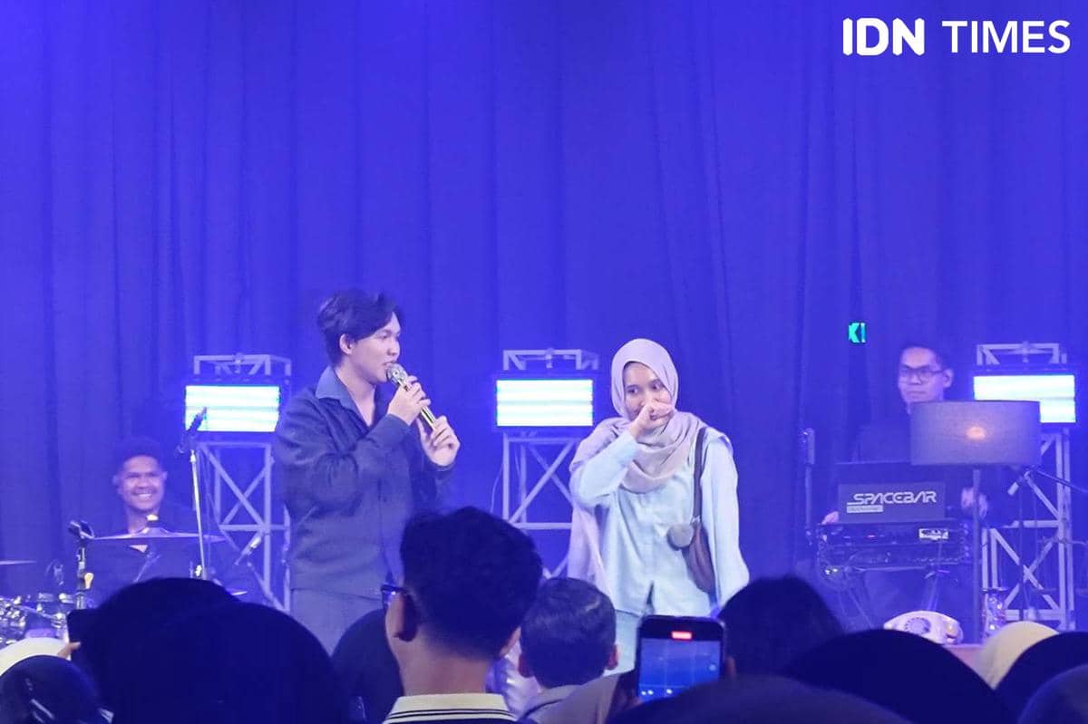 Mengajak salah satu penggemar naik ke atas panggung.jpg
