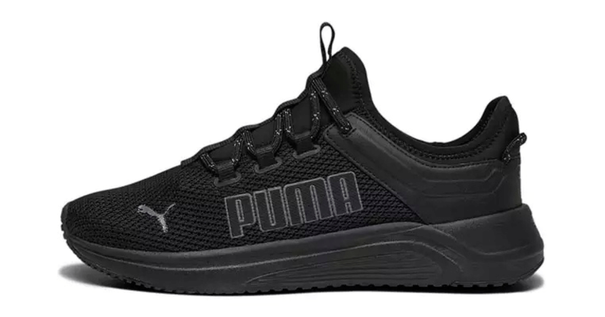 Sepatu lari Puma Softride Astro Slip-On berwarna hitam dengan aksen putih dan sol tebal, ditampilkan dari sisi samping.