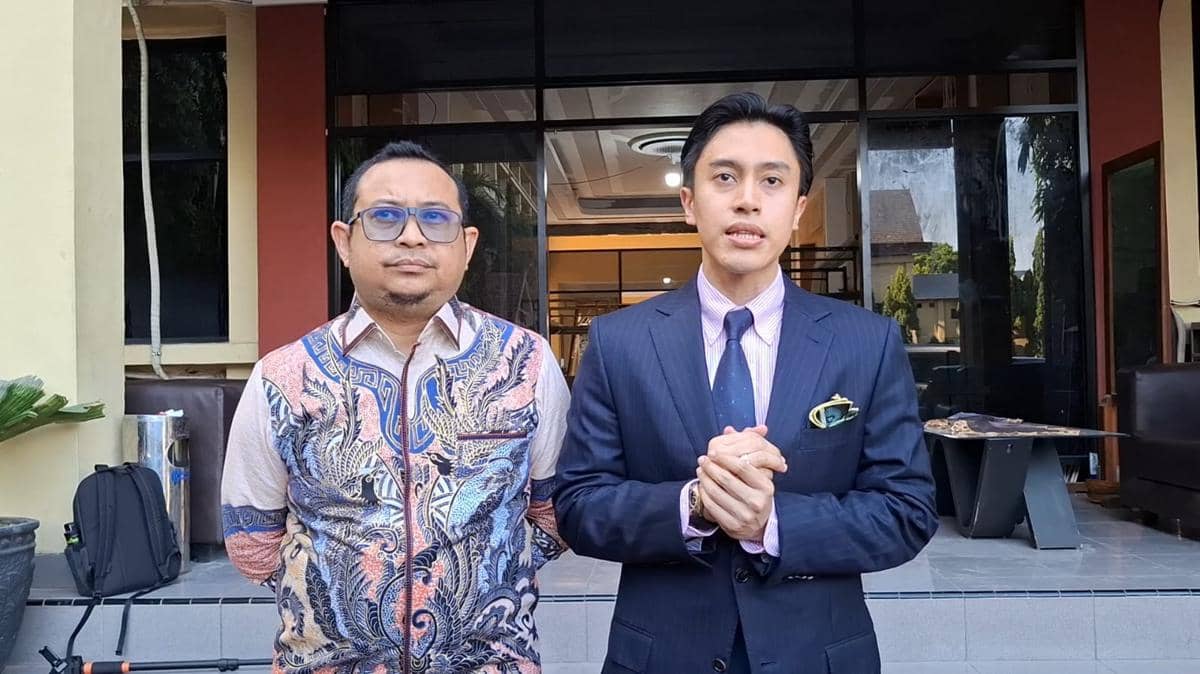 Mantan suami Bupati Gowa, Sitti Husniah Talenrang, Muhammad Khaerul Aco, didampingi kuasa hukumnya, Sangung Ragahdo Yosodiningrat, usai dipe