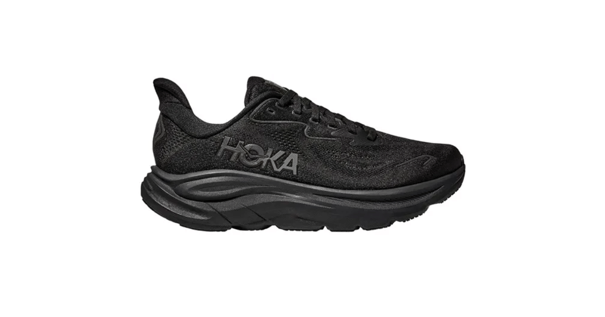 Sepatu lari Hoka Clifton 10 Wide dengan desain berprofil rendah, bantalan sol tebal, dan logo Hoka di sisi sepatu.