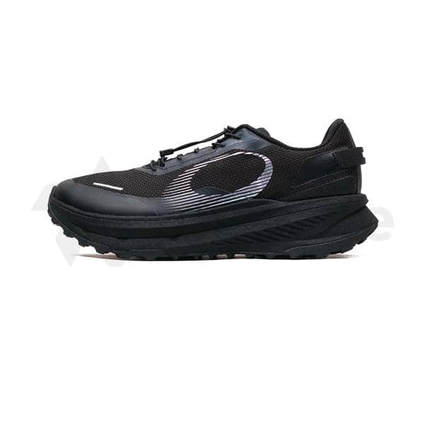 Produk sepatu olahraga Specs Rush Free 2 dari Specs dalam materi promosi koleksi alas kaki untuk aktivitas harian.