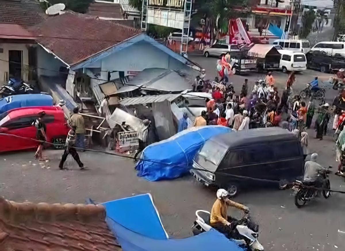 Salah Injak Gas, Mobil Terjang Lapak Pasar di Magetan
