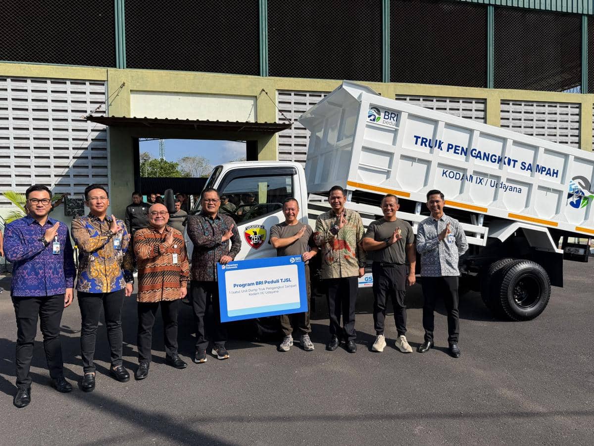 BRI Serahkan Dump Truck untuk Pengelolaan Sampah di Bali