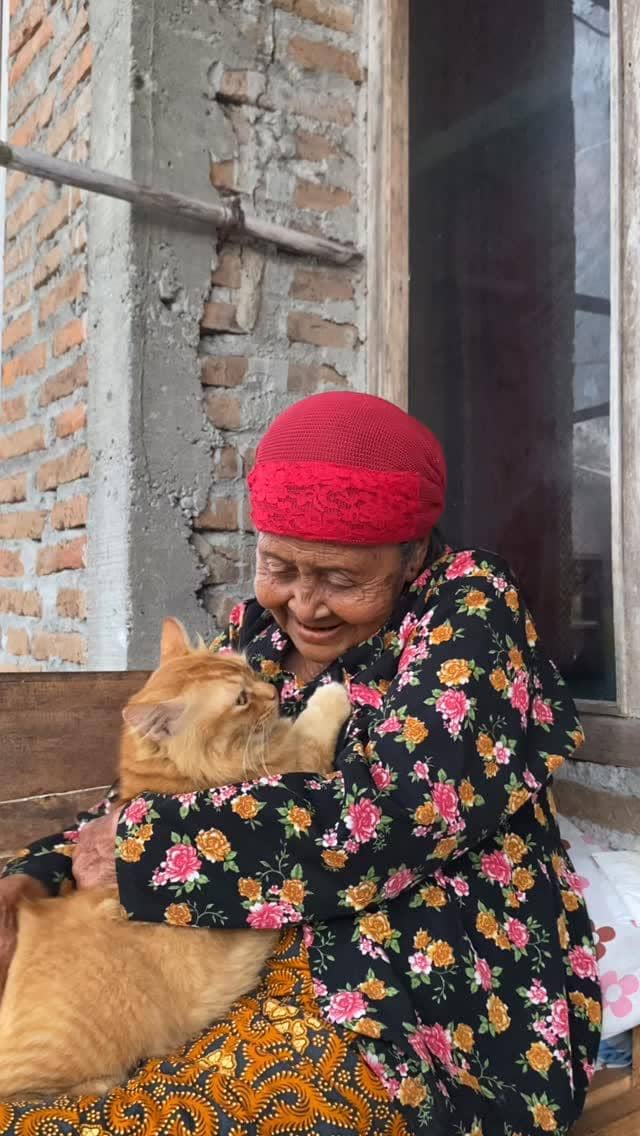 Mbok Tukinil dan Yanto terlihat bersama dalam potret yang diunggah melalui akun Instagram @simboktukinil.