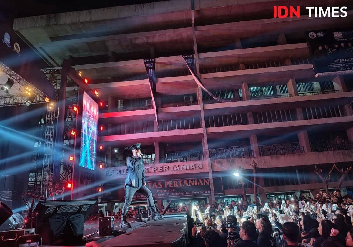 Dewa 19 tampil bersama Virzha dan Ello di panggung NOFEST Universitas HKBP Nommensen Medan pada malam hari.