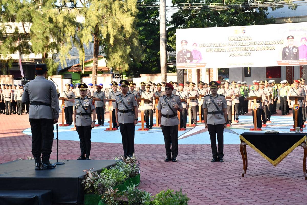 Kapolda NTT Irjen Pol Rudi Darmoko melantik kapolres dan pejabat Polda NTT dalam prosesi pelantikan resmi.