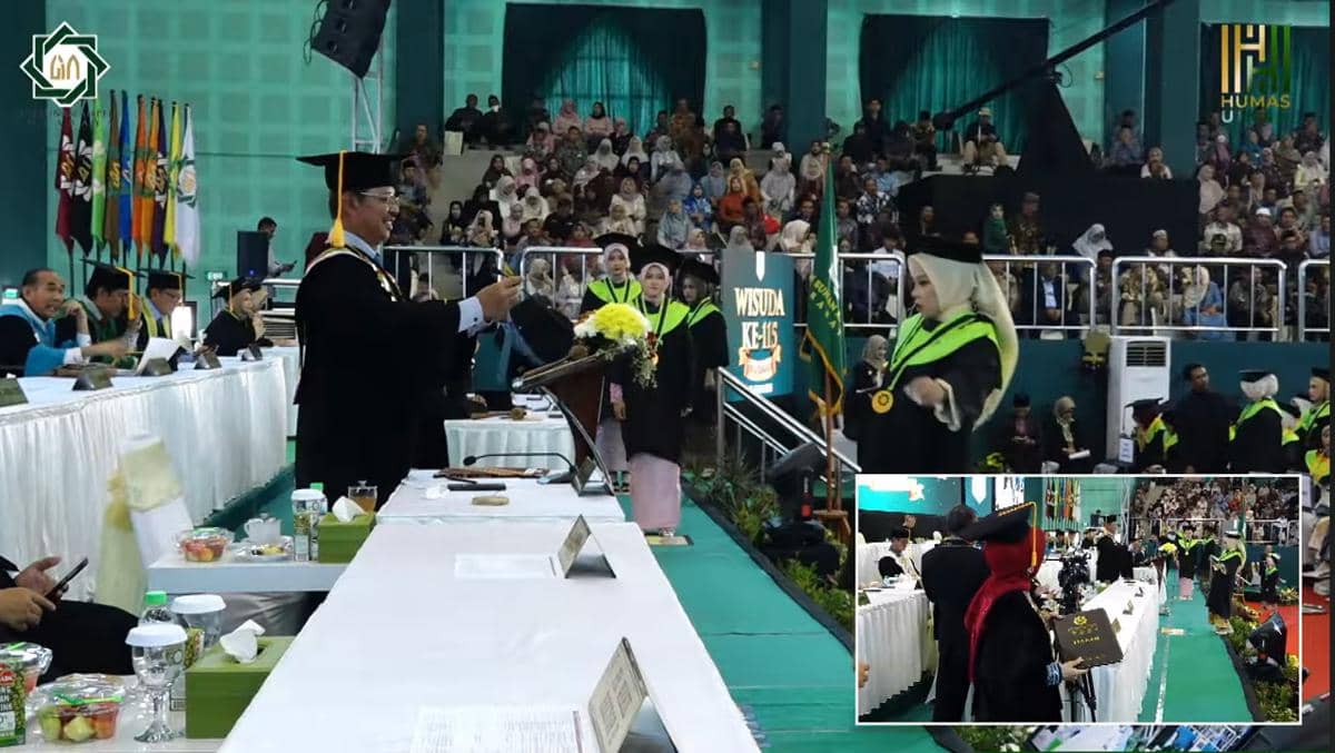 Momen Wisudawati UINSA Terjatuh Saat Minta Difotokan Rektor