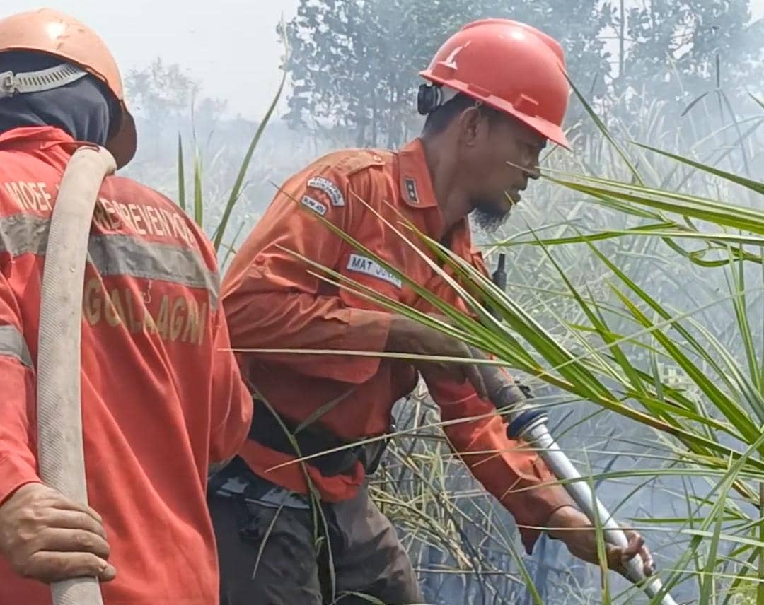Mat Junani, Kepala Regu IV, Daops XIV Sumatra wilayah kerja Banyuasin saat berjibaku memadamkan api.