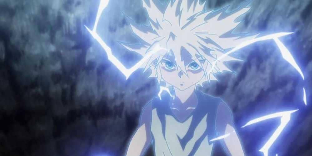 Killua Zoldyck dikelilingi aura listrik biru saat menggunakan kemampuan Nen dalam anime Hunter x Hunter.