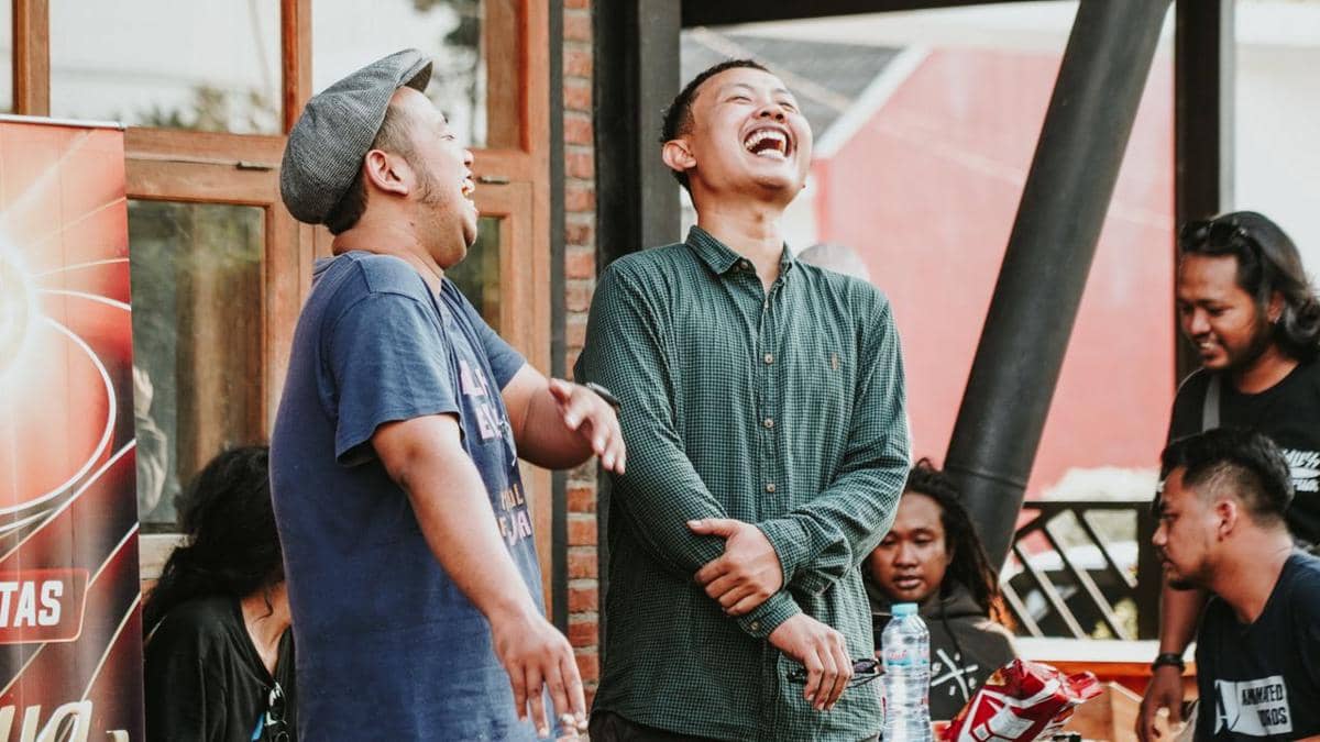 tertawa bersama