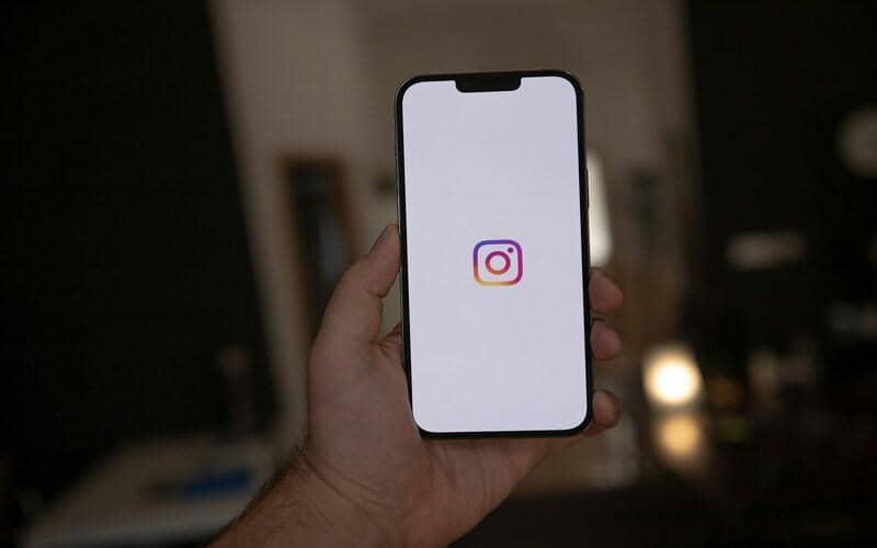 ilustrasi pengguna sedang membuka aplikasi Instagram