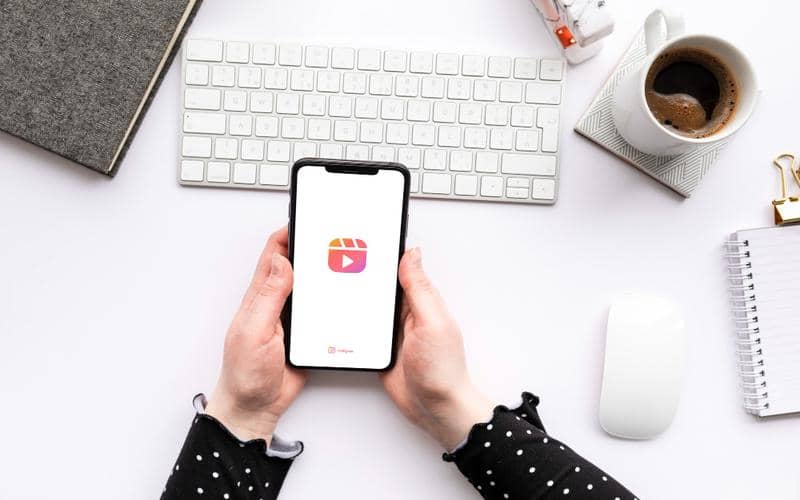 ilustrasi pengguna membuka Instagram Reels di smartphone