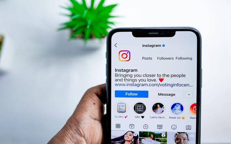 ilustrasi pengguna mengakses akun Instagram