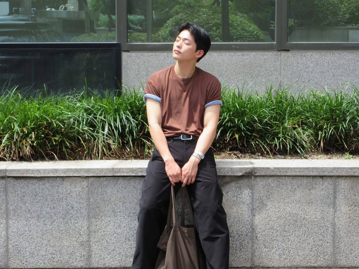 Ok Jin Wook tampil dengan padu padan busana kasual sebagai inspirasi outfit santai untuk nongkrong.