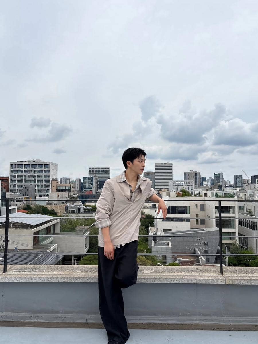 Ok Jin Wook tampil dengan outfit kasual bergaya untuk inspirasi busana saat nongkrong bersama teman.