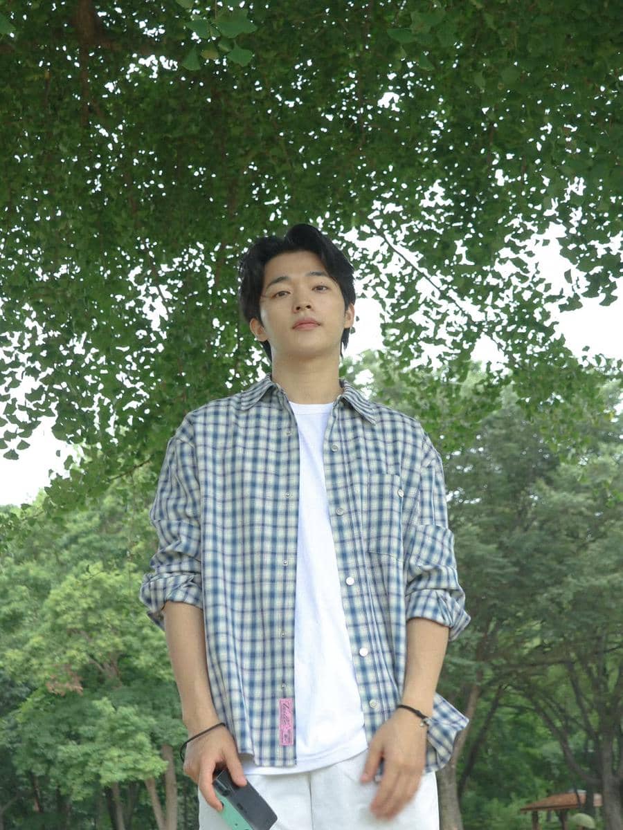 Ok Jin Wook tampil dengan outfit kasual untuk nongkrong, memadukan gaya santai dan modern sehari-hari.