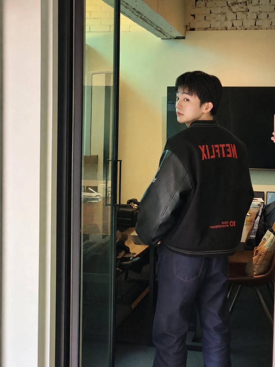 Ok Jin Wook mengenakan outfit kasual untuk nongkrong dengan paduan busana santai bergaya modern.