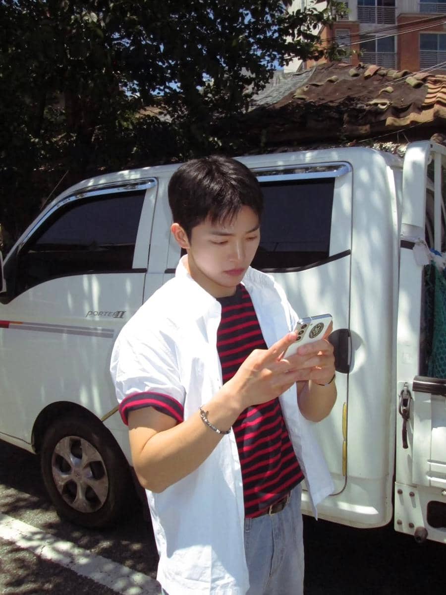 Potret Ok Jin Wook dengan inspirasi outfit kasual untuk nongkrong bergaya santai, modern, dan trendi.