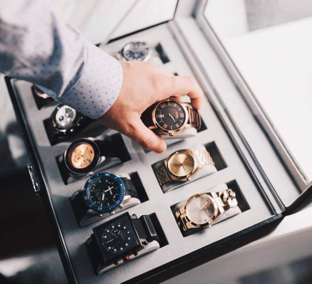 menyimpan jam tangan di kotak khusus (pexels.com/Mister Mister)