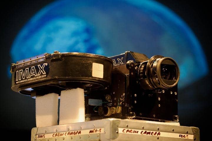 Kamera IMAX yang pernah dibawa dalam pesawat ulang-alik di Galeri Moving Beyond Earth di Museum Dirgantara dan Antariksa Nasional Smithsonian, Rabu (04/04/2012), di Washington.