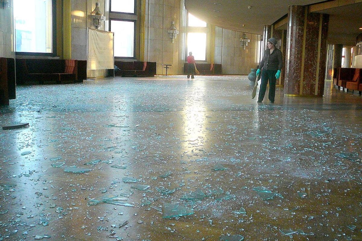 Salah satu bangunan di Chelyabinsk yang rusak akibat gelombang kejut ledakan meteor pada 2013