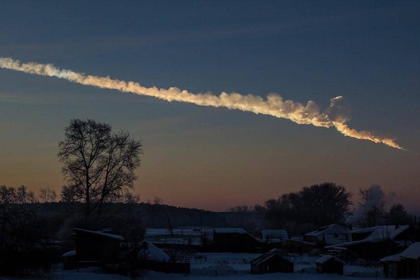 Jejak meteor di kota Chelyabinsk terlihat di langit sesaat setelah ledakan di atmosfer pada 15 Februari 2013