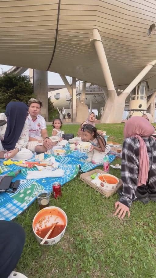 Ashanty, Aurel dan Keluarga Piknik di Han River Korea (instagram.com/ashanty_ash)