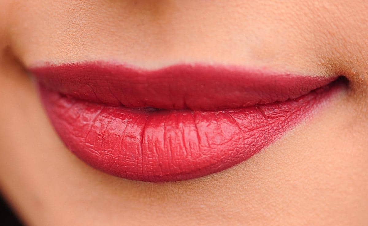 ilustrasi bibir ombre dengan tekstur gradasi yang tipis