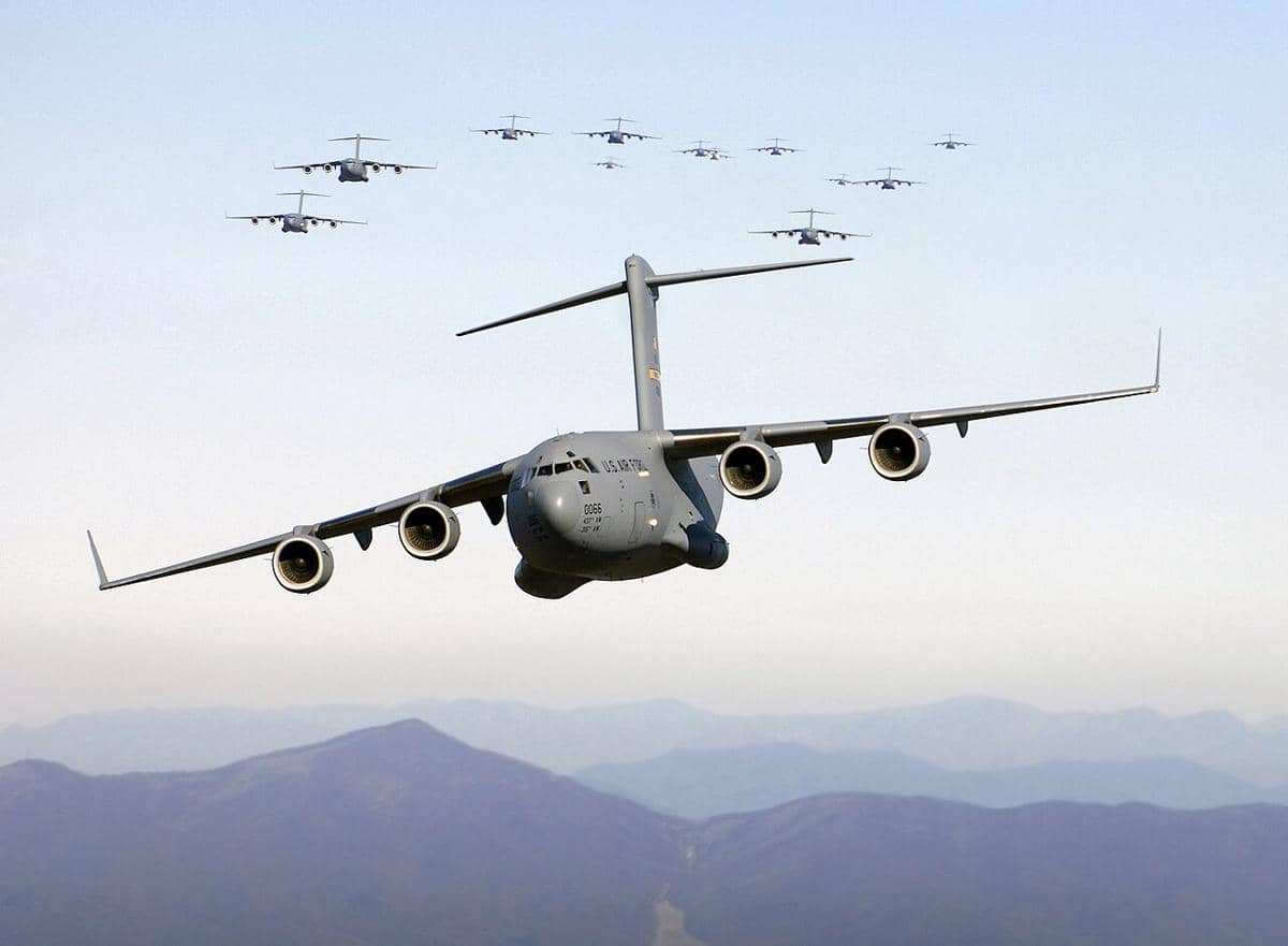 pesawat angkut strategis AU AS C-17 Globe Master III yang digunakan untuk memindahkan komponen-komponen rudal Dark Eagle dengan cepat