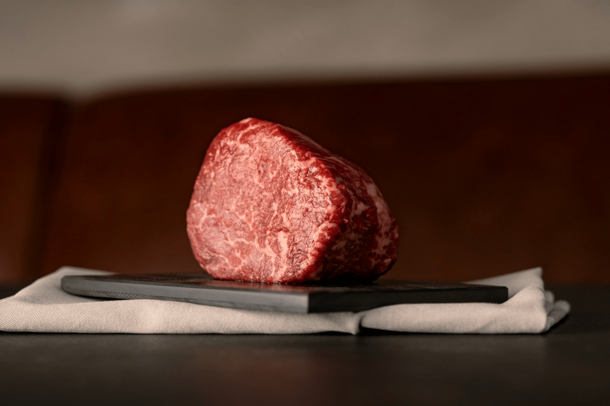 Ilustrasi daging untuk steak sebagai bahan makanan yang disiapkan untuk diolah dan disajikan dalam hidangan.
