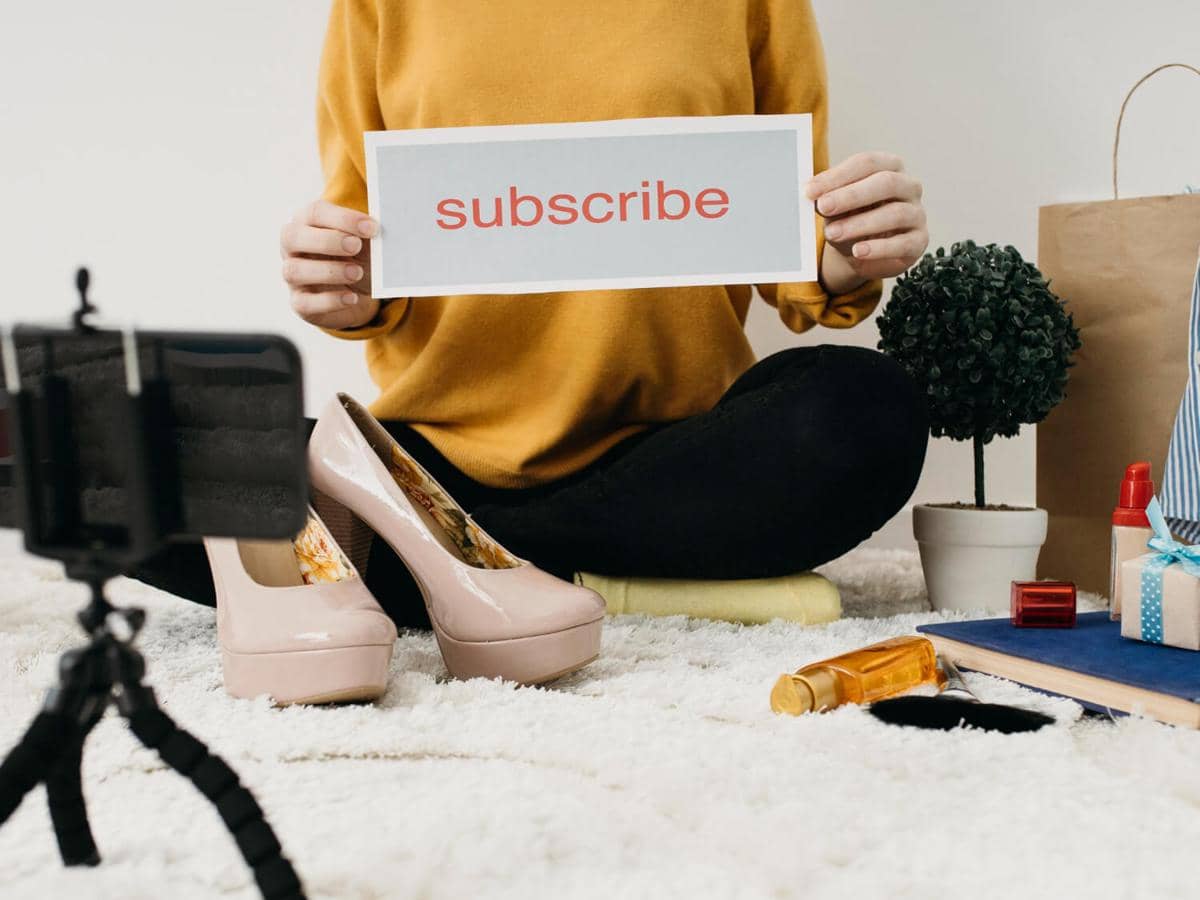 ilustrasi subscribe, streaming, content creator, media sosial