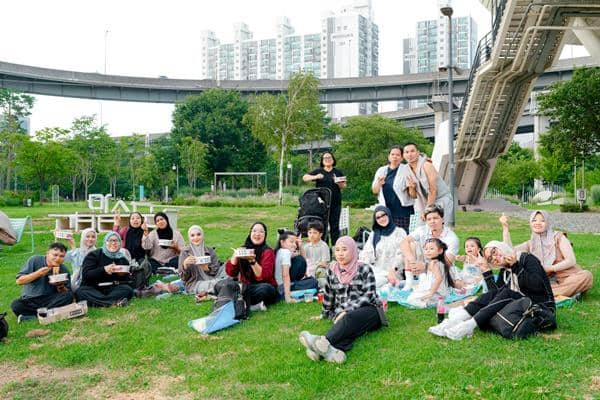 7 Potret Ashanty, Aurel dan Keluarga Piknik di Han River Korea