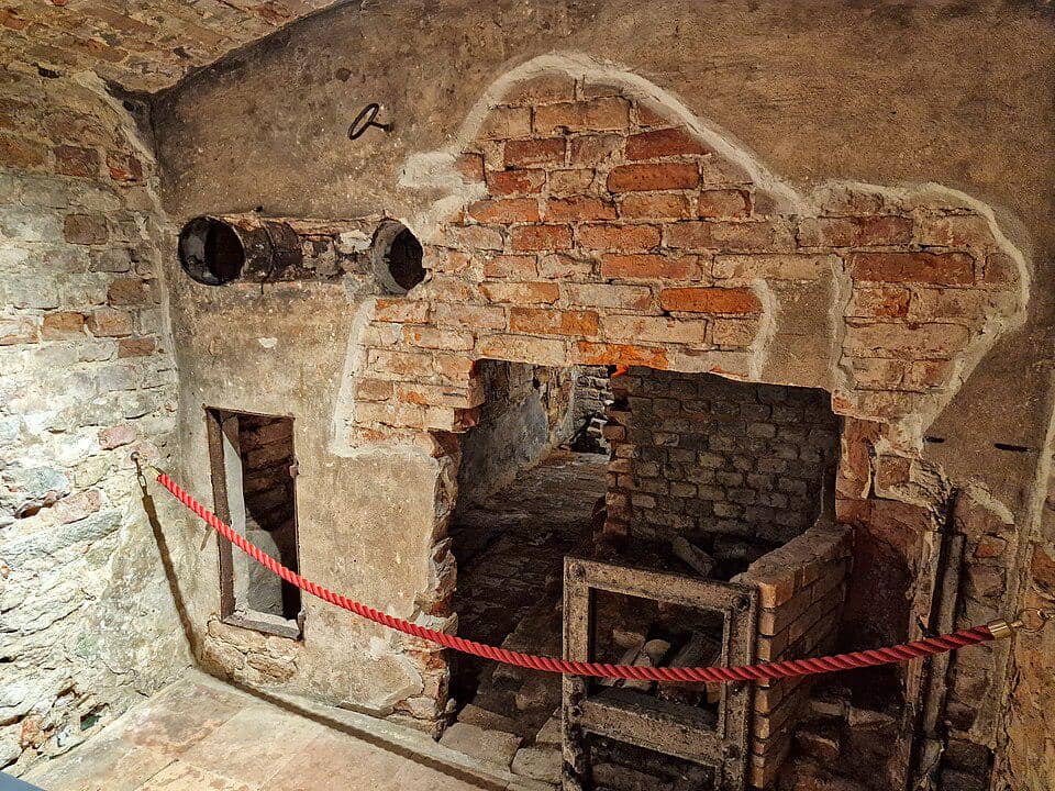 Hypocaust atau tungku udara hangat yang terletak di ruang bawah tanah House of the Blackheads di Riga, Latvia.
