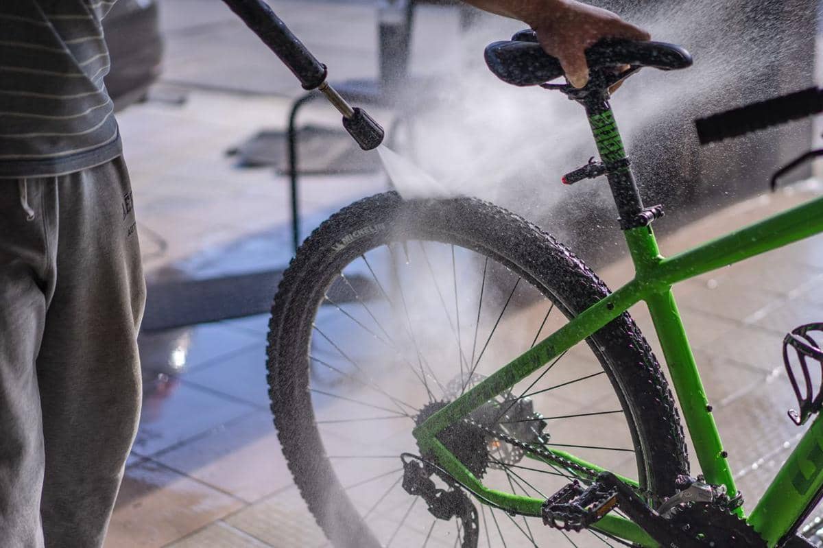 ilustrasi jasa cuci pressure washing, pressure washer