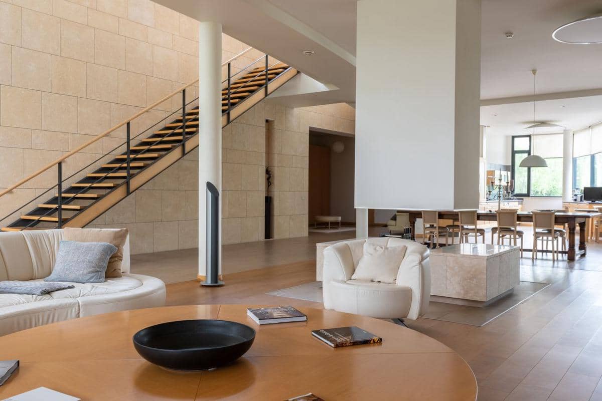 ilustrasi interior rumah dengan batu travertine