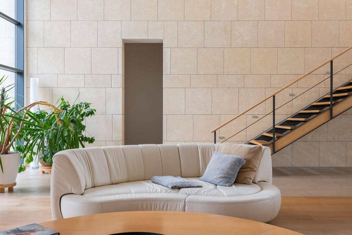 ilustrasi interior rumah dengan batu travertine