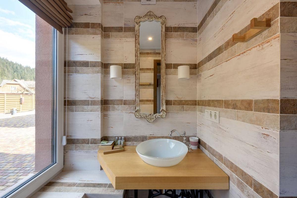 ilustrasi interior rumah dengan batu travertine