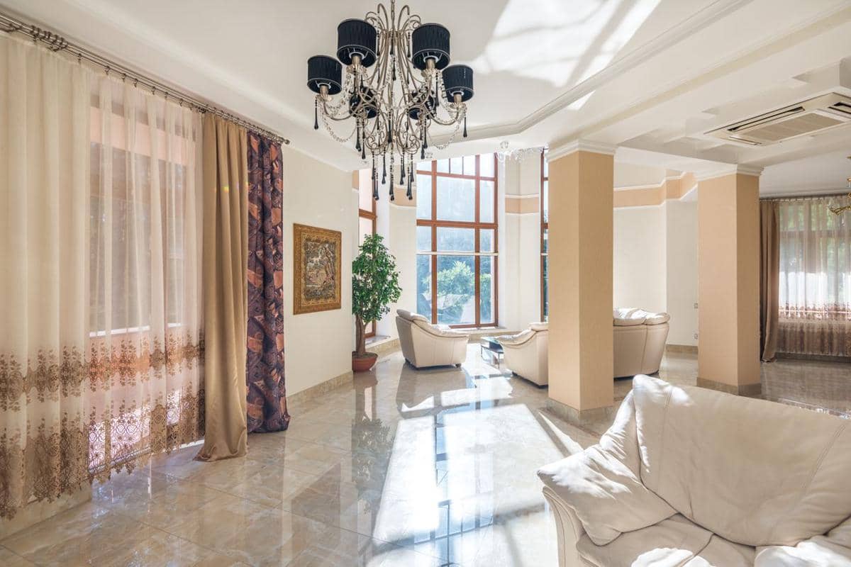 ilustrasi interior rumah dengan batu travertine