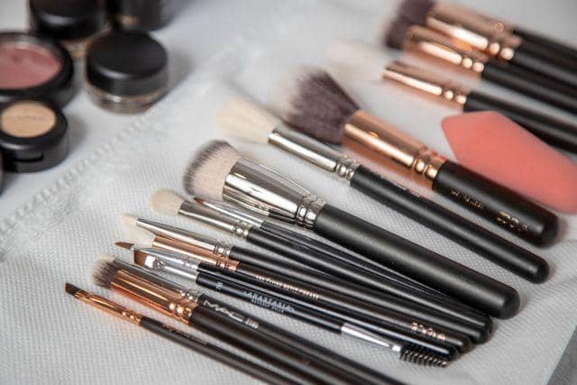 Ilustrasi mengeringkan brush makeup