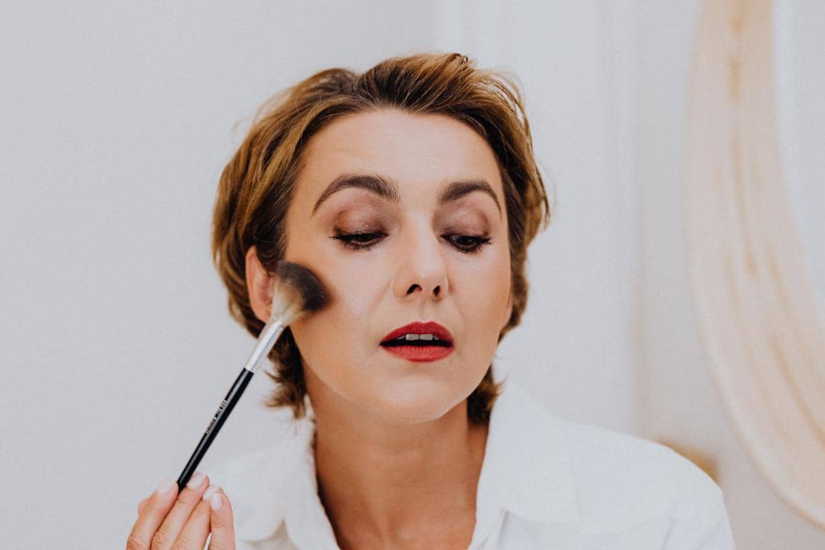 menggunakan kuas makeup pada wajah