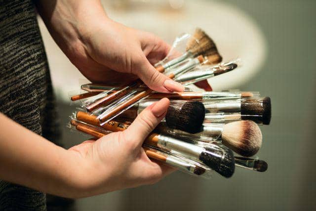 4 Cara Membersihkan Sikat Makeup yang Keras Jadi Lembut Kembali 